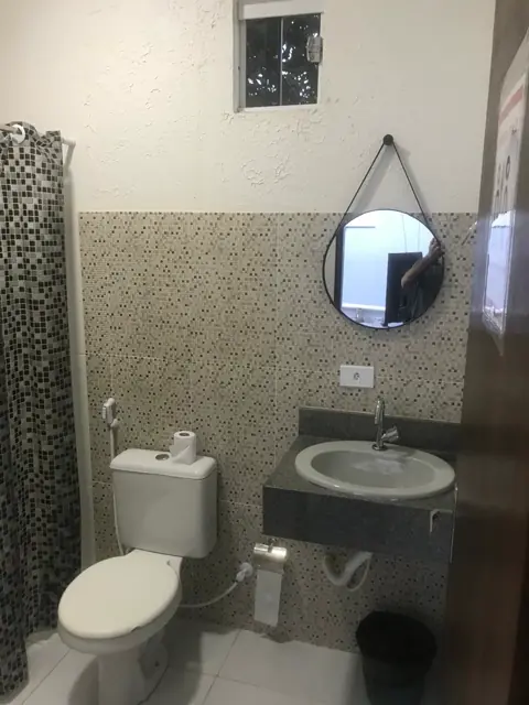 Banheiro compartilhado do Quarto Duplo 02