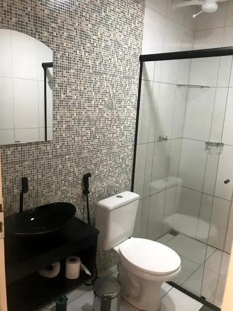 Banheiro com box de vidro