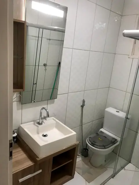 Banheiro com bancada de madeira