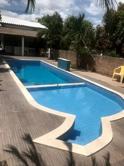 Piscina externa do rancho durante o dia