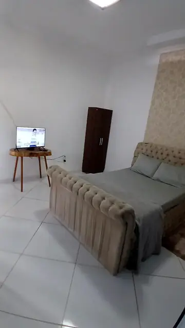 Ambiente interno com sofá e divisória