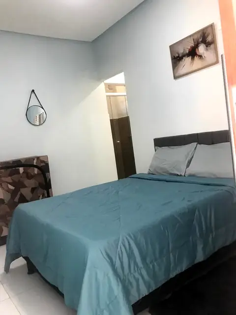 Quarto com cama de casal e enxoval azul
