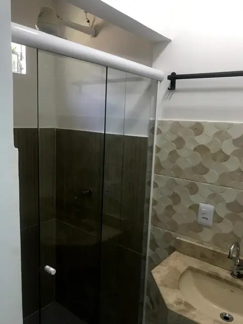 Box de banho com revestimento em tons naturais